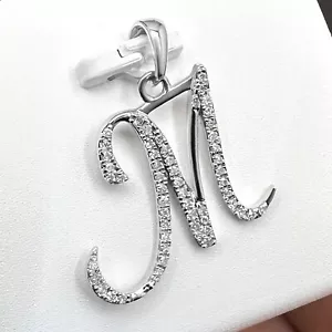 Colgante con letra inicial de oro blanco de 10 quilates con diamantes reales de 0,11 quilates - Imagen 1 de 5