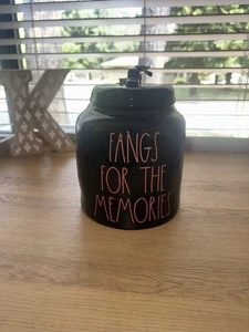 Tarro de galletas de cerámica Rae Dunn “Fangs For The Memories” con tapa negro NUEVO - Imagen 1 de 5