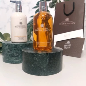 Molton Brown Gift Set - Invigorating Suma Ginseng Shower Gel & Lotion - Picture 1 of 5