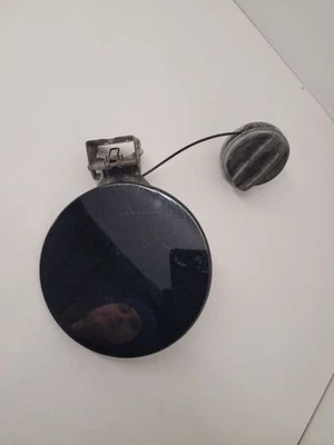 Chevrolet Spark 2021 puerta de llenado de combustible negra 95242111 Foto 1 de 4