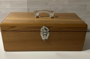 Scatola in legno con coperchio incernierato manico acrilico e chiusura in metallo conservazione oli essenziali? - Foto 1 di 20