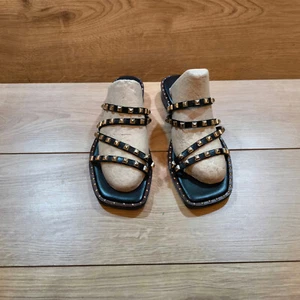 Sandalias Vanessa London negras de cuero con tachuelas talla 9UK / 43EU - Imagen 1 de 14