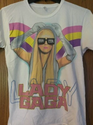 Lady Gaga - Usando gafas de sol "GAGA" - Camisa blanca - Imagen colorida - M - AAA Foto 1 de 2
