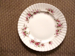 2 X ROYAL ALBERT LAVENDER ROSE PATTERN DINNER PLATES 26.5 CM - Picture 1 of 2