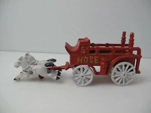 Carro de bomberos con manguera #5 blanco de hierro fundido de colección 2 tirados por caballos - Imagen 1 de 7