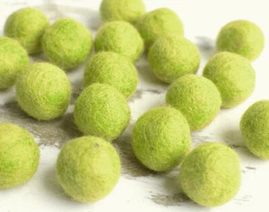 2 cm BOLAS DE FIELTRO VERDE LIMA x20. Lana. Decoración de fiesta. Pom pomos. Bola de fieltro. Venta al por mayor. - Imagen 1 de 1