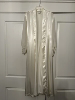 Bata para mujer Lord & Taylor de colección M marfil con cuentas Foto 1 de 4