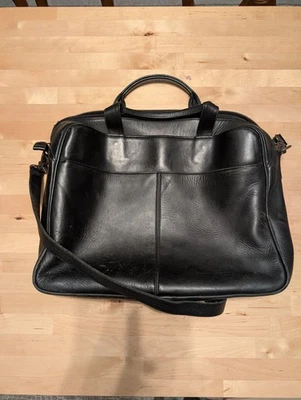 Maletín mensajero de cuero negro Eddie Bauer con asa para el hombro Foto 1 de 2
