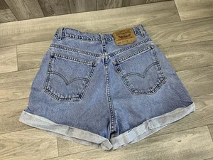 Vintage Levis 954 Damenshorts 11 Bündchen hoher Bund mittlere Waschung Mom orangefarbenes Etikett - Bild 1 von 8