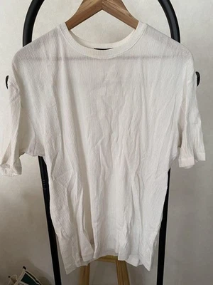 CAMISETA MASCULINA CREPE TUCK ISSEY MIYAKE USADA BRANCA BOA - Imagem 1 de 4