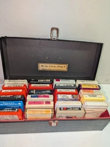 Ungetestet Vintage Konvolut 23 Mix Genre 8 Spur Kassetten + Kunstledertasche - Bild 1 von 22