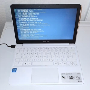 DEFEKT ASUS Netbook X205TA Eeebook 11,6" 32GB eMMC Notebook Weiß EeePC Bastler - Bild 1 von 7
