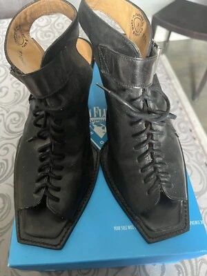 Zapatos de diseñador Fluevog punta abierta con cordones Foto 1 de 4