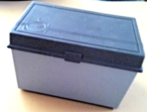 Scatola portaoggetti ricette scheda file 4x6 plastica grigia vintage (effettiva circa 7" x 5" x 5") - Foto 1 di 3