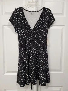 Mini Vestido No Boundaries XXL Negro Pequeño Estampado Floral Margarita Manga Gorra en Niveles - Imagen 1 de 16