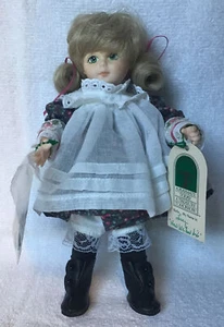 Bambola Robin Woods 8" in vinile 1990 nuova con scatola con supporto ed etichette "Lucy" - Foto 1 di 8