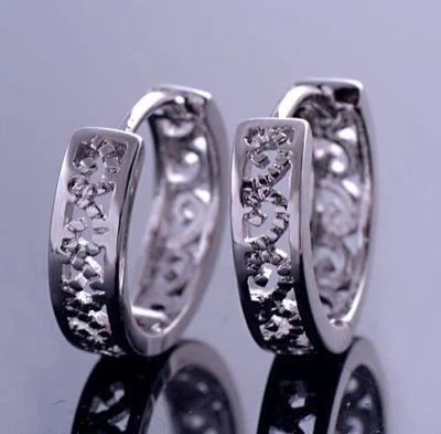 Bonitos Nuevos Pendientes Argolla Redondos Calados de Oro Blanco Rellenos Pergamino 3/4"  Foto 1 de 3