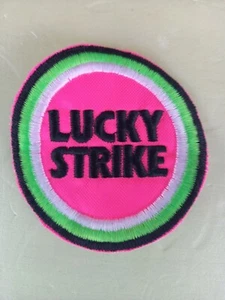LUCKY STRIKE  PATCH, TOPPA RICAMATA in stoffa da cucire NUOVA - Imagen 1 de 1