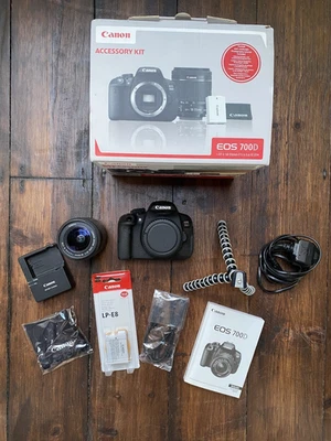 Cámara digital Canon EOS 700D réflex digital y lente EF-S 18-55 mm + paquete de kit de accesorios Foto 1 de 4