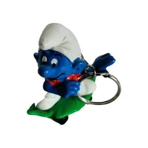 Keychain 1978 Smurfs Skateboard leaf Figure  Figurine Schleich  Peyo Hong Kong - Picture 1 of 7