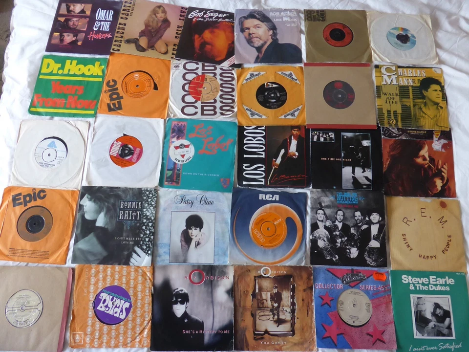 Lot: 30 X COUNTRY ROCK 7" VINYL -BONNIE RAITT/BYRDS/REM/ORBISON/OUTLAWS/COODER - Image 1 of 4