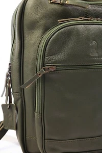 Mochila de cuero artesanal verde Riga - Cuero de grano completo premium. - Imagen 1 de 5
