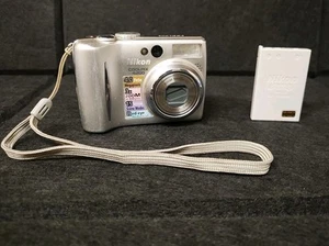 Nikon Digital Camera Coolpix 4200 4.0MP Silver No Charger TESTED  - Picture 1 of 14