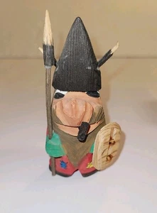 "Figura de troll vikingo de madera tallada de colección hecha en Noruega con escudo tubo espada 3,5""" - Imagen 1 de 12
