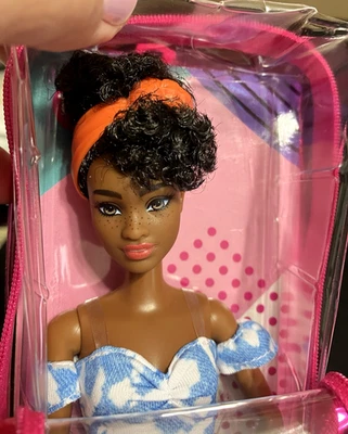 Кукла Barbie Fashionistas #185 темные волосы темная кожа Barbie в синем белом платье новый в коробке - Изображение 1 из 4