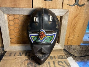 Masque vintage artisanal art populaire à thème africain suspendu mural - Photo 1/7