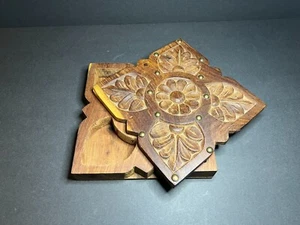 Caja de baratijas cuadrada tachonada floral de madera hecha a mano con tapa giratoria pivotante - Imagen 1 de 8