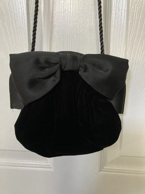 Cartera Vanesa Terciopelo Negro, Bolso sin asas con lazo satinado negro!!! Foto 1 de 4