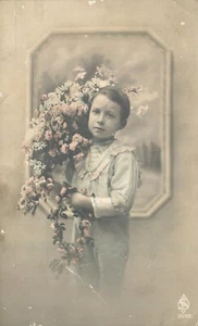 Postal francesa Petit Garcon et Bouquet de Fleurs niño pequeño con flores - Imagen 1 de 2