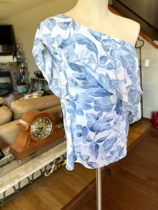 Top floral azul con un hombro White House Black Market para mujer, talla M LINDO - Imagen 1 de 16