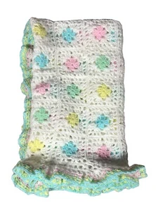 Handarbeit Babydecke Rüschen Pastell Gelb Rosa Blau Kinderzimmer Deko Blumen - Bild 1 von 3