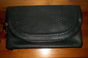 NEW - BLACK AND GOLD, SNAKE SKIN EFFECT FAUX LEATHER CLUTCH BAG - Picture 1 of 3