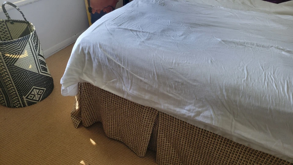 Falda Cama Queen A Cuadros Beige Granja $29.99 O Mejor Oferta. Foto 1 de 4