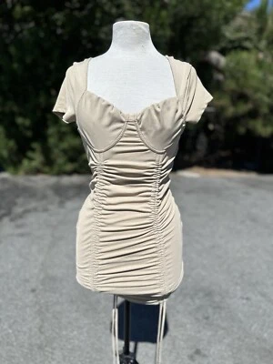 Vestido para mujer Almost Famous beige mediano acanalado lateral ceñido al cuerpo manga corta Foto 1 de 4