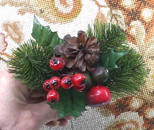 7,5" WEIHNACHTEN TANNENZAPFEN BEERE IMMERGRÜN BLUMEN WOHNDEKO DEKORATION SPRÜHSTIEL - Bild 1 von 3