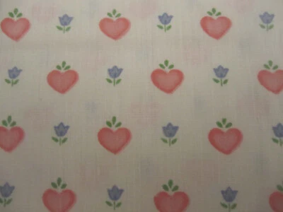 Tela de algodón rosa corazón y pequeña flor azul en crema resortes Ind. 1 yd x 44 Foto 1 de 4