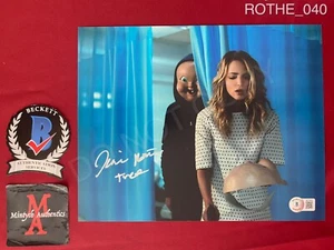 Jessica Rothe foto autografata firmata 8x10 albero Happy Death Day Beckett COA - Foto 1 di 4