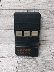 Telecomando apriporta garage 3 pulsanti Genie GT90-3 senza clip visiera funzionante - Foto 1 di 3