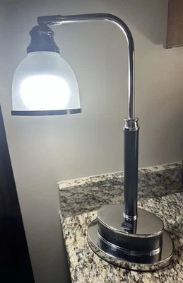 Lámpara de escritorio Hampton Bay cuello de cisne en cromo con base envuelta en cuero sintético negro Foto 1 de 4