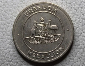 * FREEDOM MEDALLION AUSTRALIA REMEMBERS BRONZE ALLOY  #PVY91 - Picture 1 of 6