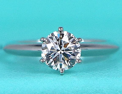 Anillo de compromiso redondo de diamantes de 0,95 quilates VS2 de platino Tiffany & Co de $15,200 4,75 Foto 1 de 4