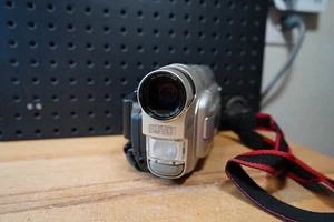 (A) JVC GR-DVF10U MiniDv Digital Cybercam Camcorder Camera NO CORD - Picture 1 of 8