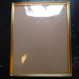 Cadre photo vintage années 60 orné en métal doré et noir pour une photo 8"x10" - Photo 1/10