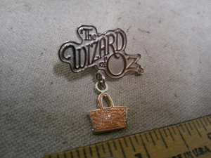 1989 Wizard of OZ Pin mit baumelndem Korb Charm Film Promo Vintage unbenutzt - Bild 1 von 2