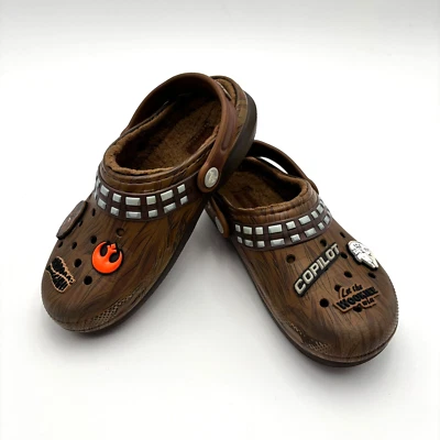 Tamancos Chewbacca Crocs Star Wars clássico marrom forrado de lã infantil tamanho J3 - Imagem 1 de 4
