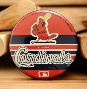 Bottone spilla St. Louis Cardinals 1985 3,5" logo MLB vintage - Foto 1 di 6